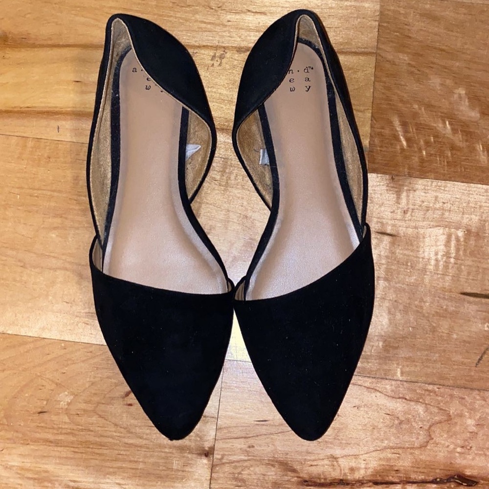 Black target pointy shoes